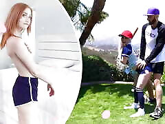Exxxtra کوچک-کوچک, دخترک معصوم, نوار لباس فوتبال خود را به فاک دوست دختر او را&039;s بزرگ دیک
