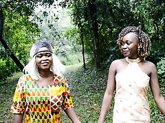 des adolescentes lesbiennes débène dans un festival de musique africaine se branlent après une incroyable rave en plein air