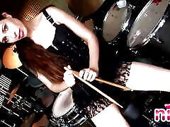 Lesbian nina gets seachlea de maria to play the drums