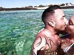 PUBLIC EXTREME AT muscle woman jerks UNDERWATER...GOT CAUGHT
