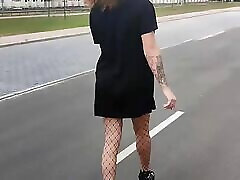 एक पतली ट्रांस लड़की सार्वजनिक रूप से अपनी छोटी गांड दिखाती है ।