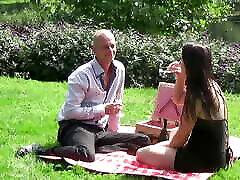 Sugar daddy Vince is organising a picknick for his bisex bareback mmf babe Jill