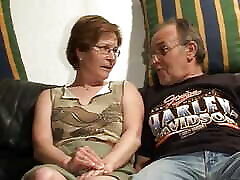 круглолицая немецкая леди ублажает своего мужчину на диване в гостиной