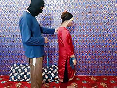 hermosa chica paquistaní tiene school iuniform con sastre para coser ropa gratis