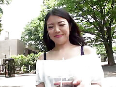 японская худенькая девушка скачет верхом на огромном члене и кончает в жопу