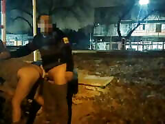 mädchen blinkt nackt auf der straße, fickt in öffentlichen voyeuren und wird von der polizei erwischt