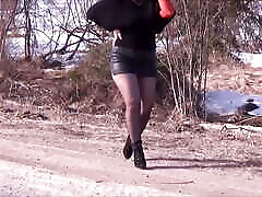 स्कर्ट और काले मोज़ा-सेक्सी चलना बिग गधा