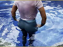 женушка ходит без лифчика на публичный эксгибиционистский конкурс в общественном бассейне