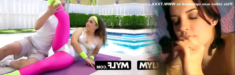 Похотливая блонда возле бассейна Похотливая блонда возле бассейна