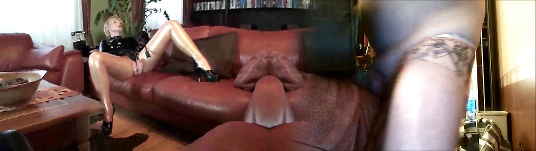 Bodybuilderin Oma Latex Squirten