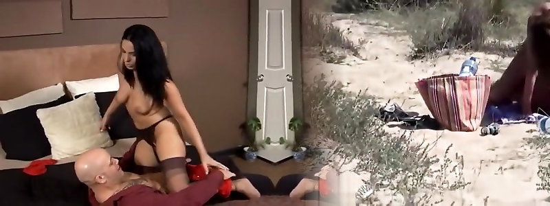 Горячая порнозвезда Эш Ли показала большую жопу в масле на улице