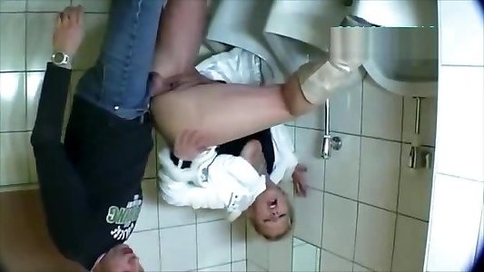 Gemischtrassiger Miniarsch Toilette Pov