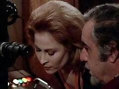 l'occhio dietro la parete (1977)