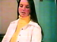 похотливый винтажный доктор растягивает мокрую розовую киску металлическим вагинальным зеркалом