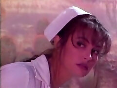 wunderschöne und schöne europäische krankenschwester mit großen schönen brüsten