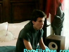 Ama de casa caliente seduce a joven