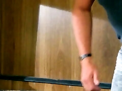 美丽的老式的金发女郎与大胸部得到了毛茸茸的小猫