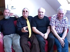 VECCHI PORCELLONI-scena1