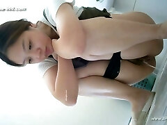 chinese chicks go to toilet.307