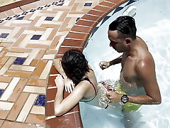 FOREIGN COUPLE CAUGHT Penetrating IN THE WATER