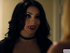 丰满的人妖吸血鬼阿里尔娴静邀请在他妈的她的gf