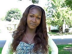 靠，长头发在手淫前摆出诱人的姿势