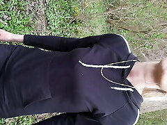 un fille amateur a baisé sa copine dans la jungle de montagne
