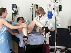 quatre dames sexy se font plaisir dans la salle des médecins