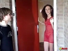heiße holländische sexy brünette spielt mit einem geekigen kerl