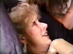 vieja rubia caliente follando a su amiga de dieciocho años