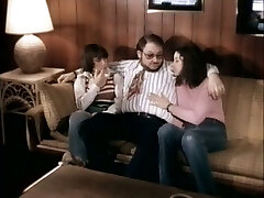 滚烫的异国情调的年轻黑发吮吸阴茎的一个胖乎乎的男人