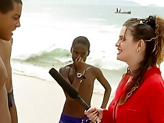 junge dark haired besorgt es sich mit ihrem dildo am badesee