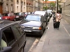 retro-video von nuttiger französischer milf, die in dp gefickt wird und einen hardcore-mmf-dreier hat