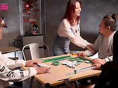 丈夫忙着赌博，而我给他的朋友口交和他妈的-亚洲妻子作弊