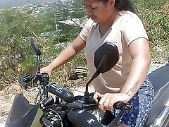 我教我的邻居如何骑摩托车，她给了我她的阴道。