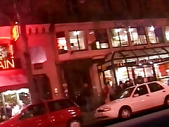 потрясающий секс втроем в машине