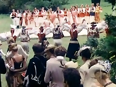 अद्भुत दुष्ट पार्टी के साथ बगीचे में भव्य सुनहरे बालों वाली
