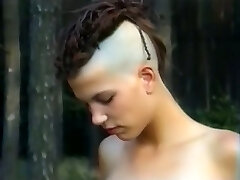 dünnes und großes punkmädchen mit zwei geilen männern im wald