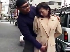 Japonaise soumise exhibee en public  putain maritale