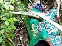 Shilpi bhabhi ko ganne ke khet me pela