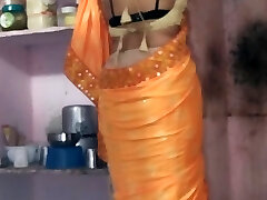 Hindi audio me bhabhi ki kamar me aai moch.maalis kar ke maine diya chod
