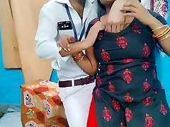 Teacher ne studen ko sex ke nude me nhi bataya college girl ne khud teacher ke sath  hook-up kiya