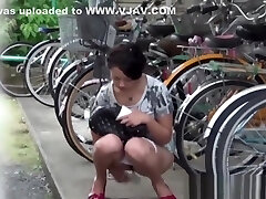 Japanese hottie pees outdoors