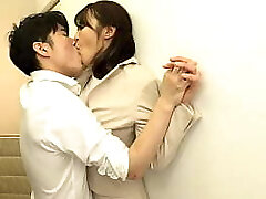 生徒との禁断絶頂セックスで理性のブレーキが壊れた熟女教師 休みの日には自宅に連れ込み朝まで激しく生性交 最終的には弱みを握られ男子生徒全員の性処理係に&hellip 水上由紀恵