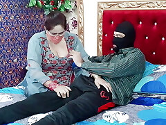 भारतीय गर्म दर्जी पुरुषों के साथ उसके बड़े स्तन महिला ग्राहक