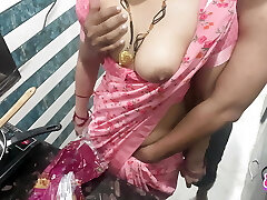 sauteli maa ki kari chudai kari jab wo śniadanie bna rahi thi kuchnia mein