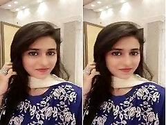 Today Exclusive-Warm PaKi Girl Showing Boobs a...