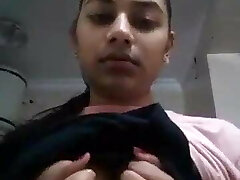 подруга показывает свои активы в веб-камеру