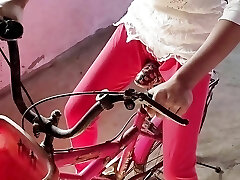Cycle par baiti hu hi bhabhi ko devar ne anguish se choda