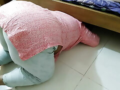 Gujarati Sexy Saas gets stuck under the table while cleaning, then Damad comes & Help her - Huge Culo Porking & cummed